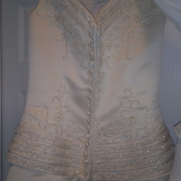 WEDDING DRESSES - Picture 5 of 8